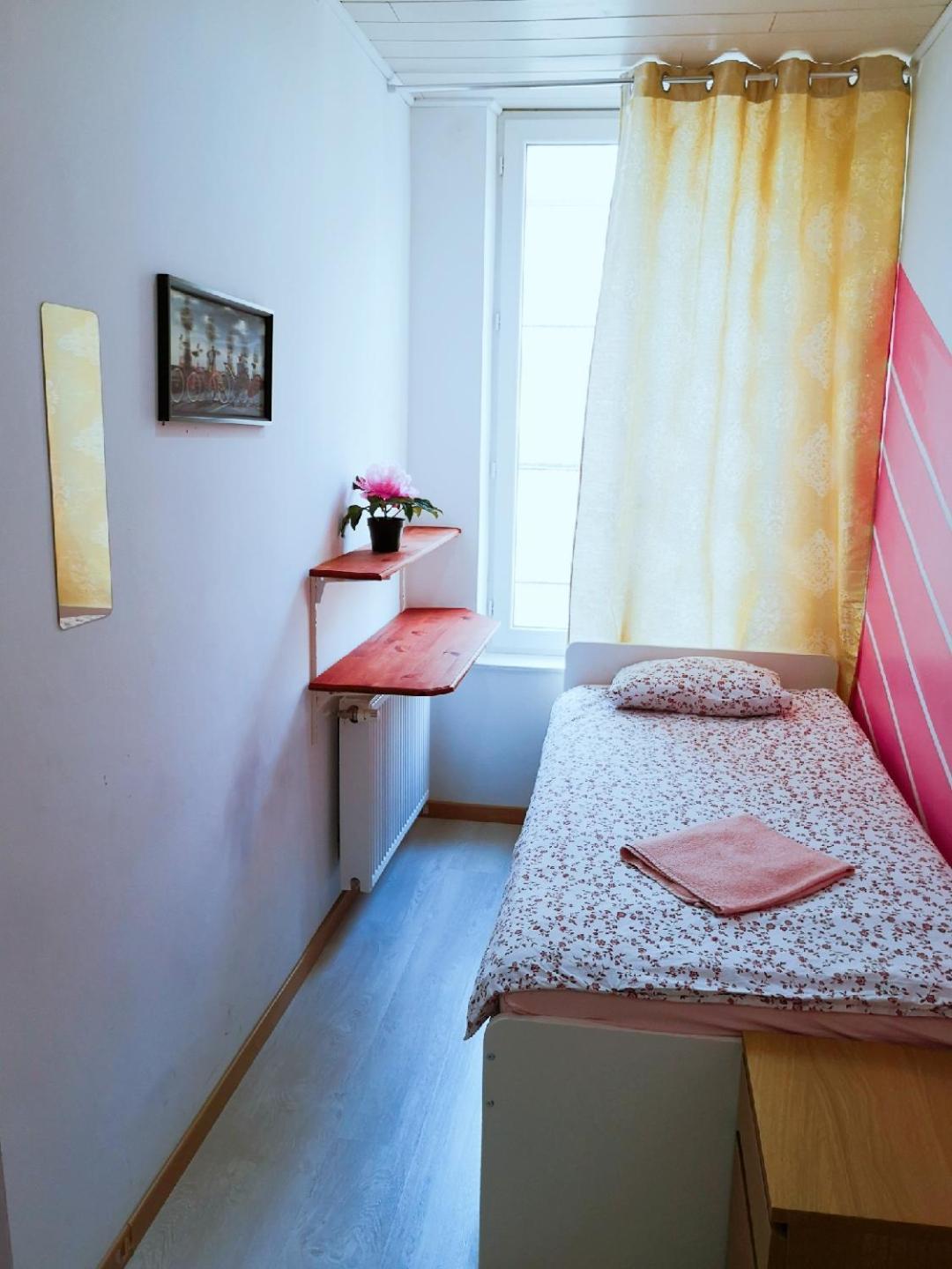 A Private Room For Backpacker Share Bathroom Brussel Bagian luar foto